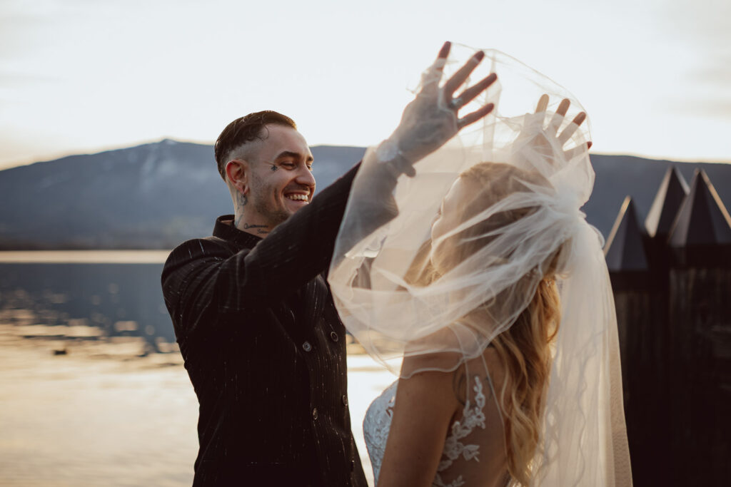 Séance couple bord du lac, photographe mariage Suisse et France
