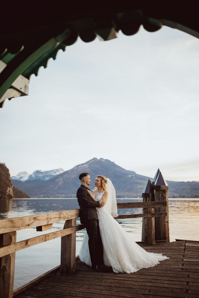 Photographie de couple, mariage couple sur les bords du lac d'Annecy