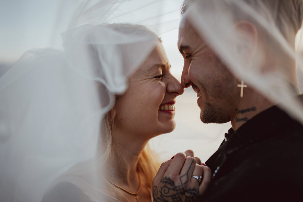 Mariés au ponton lac d'Annecy, photographie de mariage élégante