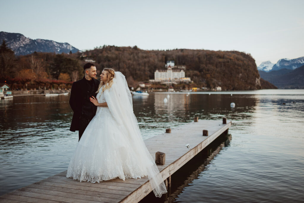 Photographe mariage Aix-les-Bains, couple au bord du lac