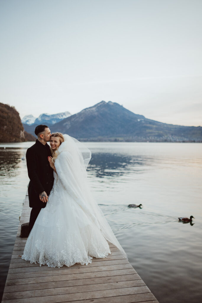 Mariés au bord du lac d'Annecy, photographe mariage Haute-Savoie