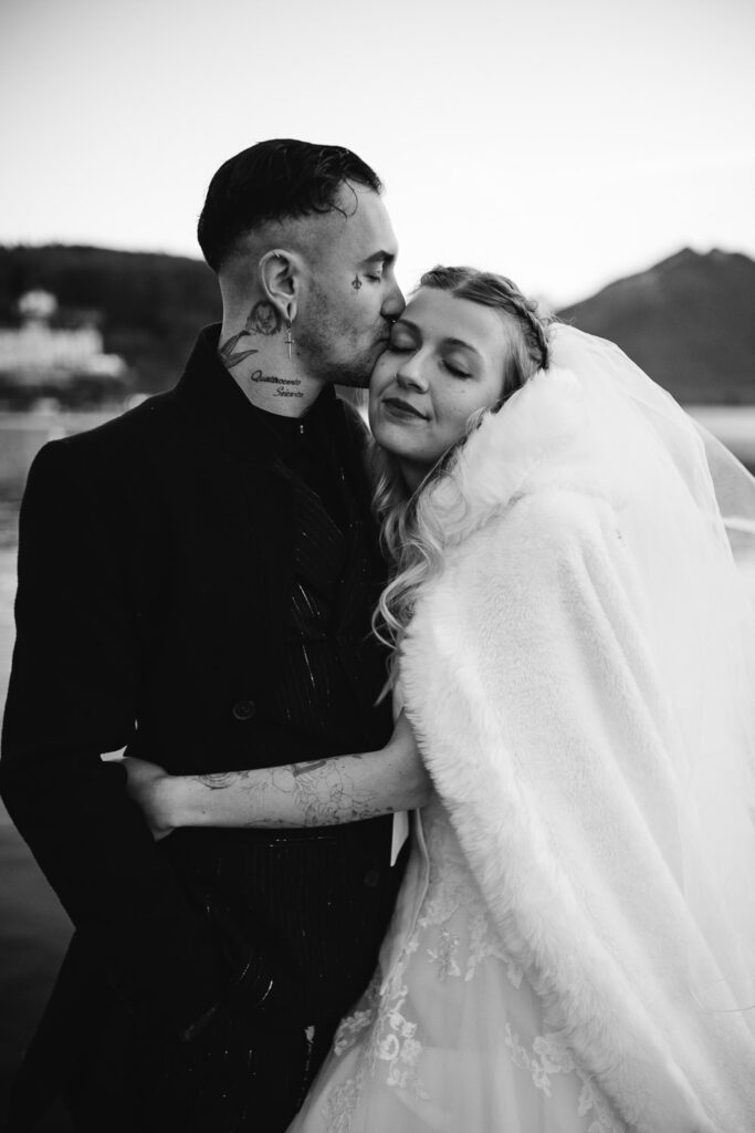 Photos couple mariage Haute-Savoie, lumière naturelle au bord du lac
