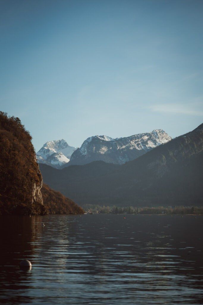 bord du lac d'annecy, menthon saint bernard
