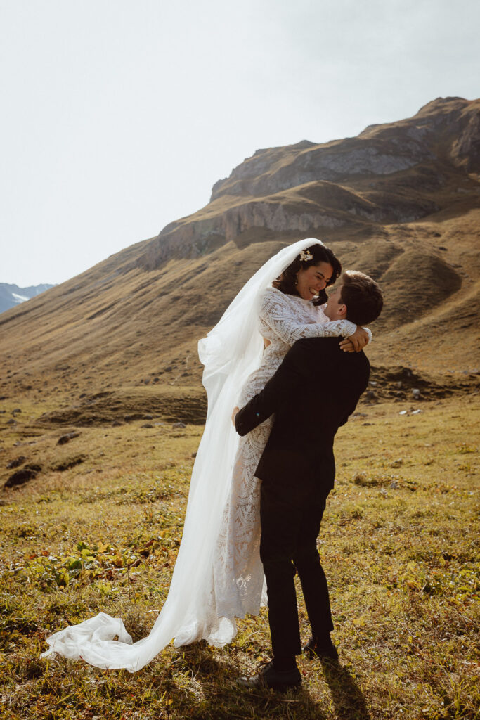 Paysage montagne lors d'un shooting mariage destination à Pralognan la Vanoise en Savoie, France.