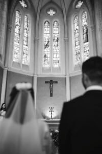 Mariage élégant à Aix-les-Bains – cérémonie religieuse à l'église