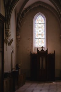 Photographe mariage Aix-les-Bains : cérémonie religieuse à l'église, au bord du lac du Bourget