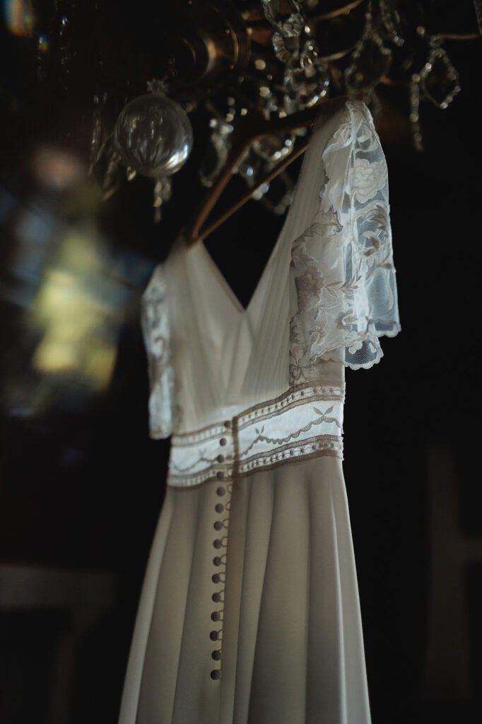 Photographe mariage Aix-les-Bains : préparatifs de la mariée, au bord du lac du Bourget