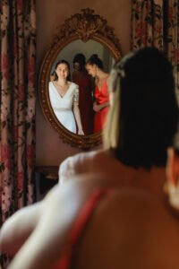 Photographe mariage Aix-les-Bains : préparatifs de la mariée, au bord du lac du Bourget