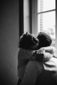 Séance couple des mariés photographiée en Bourgogne (terroir bourguignon) par Noémie Nirat
