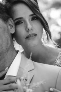 Séance couple des mariés photographiée à Grasse (Alpes-Maritimes) par Noémie Nirat