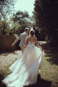 Séance couple des mariés photographiée à Grasse (Alpes-Maritimes) par Noémie Nirat