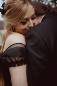 Séance couple des mariés photographiée en Normandie (terroir normand) par Noémie Nirat