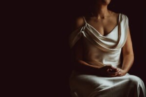 Séance couple des mariés photographiée à Paris (Île-de-France) par Noémie Nirat