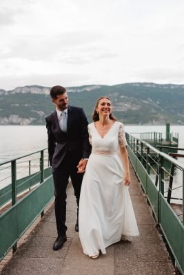 Photographe mariage Aix-les-Bains : séance couple des mariés, au bord du lac du Bourget