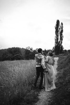 Séance couple des mariés lors d'un mariage haut de gamme à Chamonix, Haute-Savoie